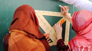 Младите момичета в австрийските начални училища вече няма да покриват