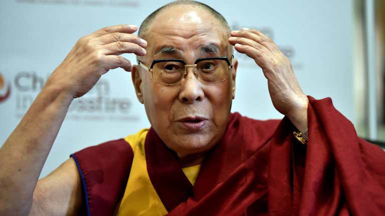Видеото, в което Далай Лама насърчава момче да „смуче" езика му