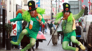 Целият свят празнува днес деня на Свети Патрик