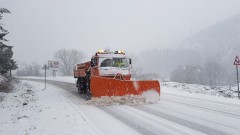 Снегорини ударно чистят пътните настилки в Източна България