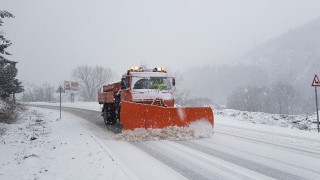Над 140 машини обработват републиканските пътища в районите със снеговалеж От