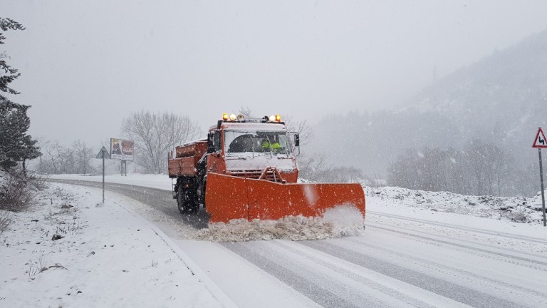 Над 140 машини обработват републиканските пътища в районите със снеговалеж.
От