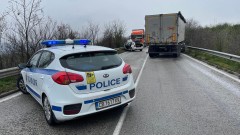 Шофьор на лека кола е в болница след удар с камион на пътя между Плевен и София