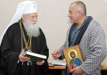 По халат и пижама Борисов целуна ръка на новия патриарх