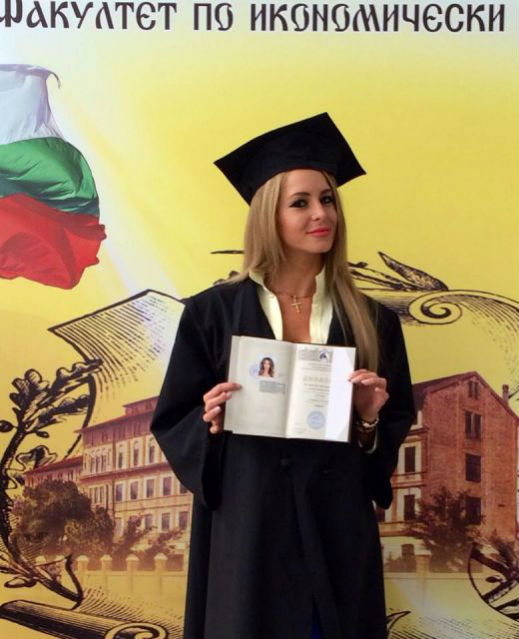 Елена Кучкова с купена диплома