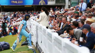 Англия спечели първа Световна купа по крикет след невероятен финал