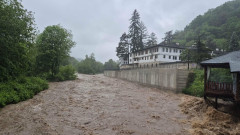 След водното бедствие: Отнесени коли и наводнени къщи