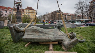Властите в Прага премахнаха противоречив паметник от съветската ера въпреки