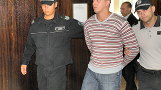 Дерматолог бави делото за залетите с киселина студентки