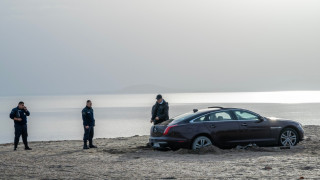 Украинска бежанка затъна с луксозната си кола на плажа в Бургас