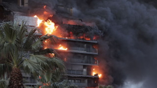 Пожарникари се борят с овладяването на пожар който обхвана 14 етажна