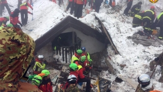 Пети ден продължава издирването на оцелели в затрупания от лавина хотел в Италия