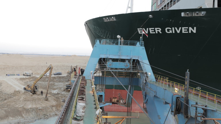 Корабът, блокирал Суецкия канал, още е в Египет. И не е ясно кой ще плати, за да бъде освободен