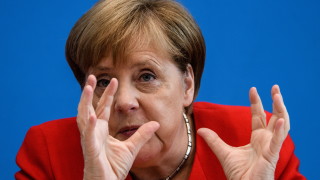 Правителството на Меркел се опитва да ореже финансирането на крайнодясна партия