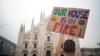 Десетки хиляди предимно млади хора шестваха до сградата на парламента