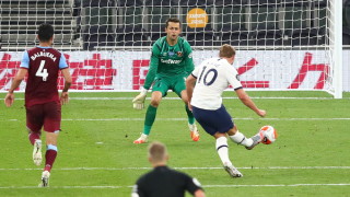 Уест Хем продължи договора на вратаря Лукаш Фабиански до лятото