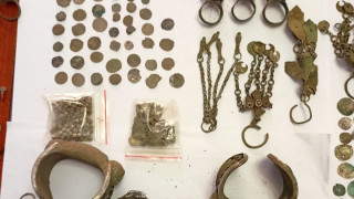 Голям брой накити монети и предмети представляващи културно исторически ценности  са иззети от