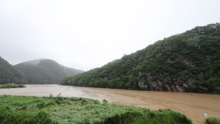 Най малко петима са загинали след като свлачища и наводнения предизвикани