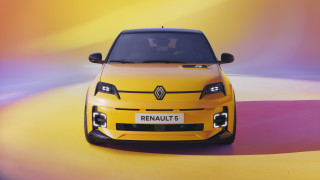Преди почти година Renault обявиха че ще възродят един свой емблематичен модел Всъщност