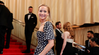 Романсът между се завихря доста бързо Двамата започват да излизат