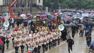 Според организацията на композитори и автори Музикаутор военните структури трябва