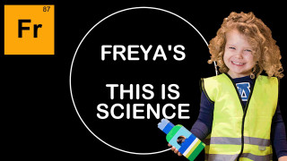 Дете прави научни експерименти