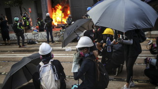 Полицията в Хонконг за първи път стреля с бойни патрони