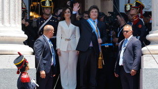 Аржентина обезцени песото с 50%, съкращава значително държавните разходи