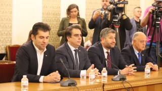 ПП не затваря вратата към Габриел, но няма доверие в шепнещите в ухото й