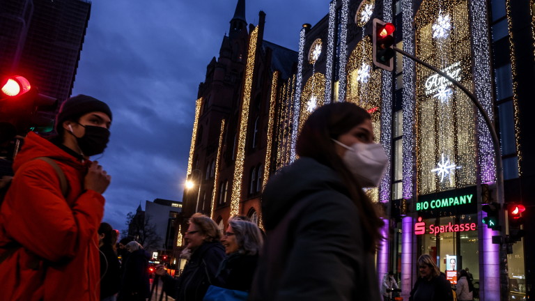 Светът предпразнично затяга Covid мерките заради варианта Омикрон