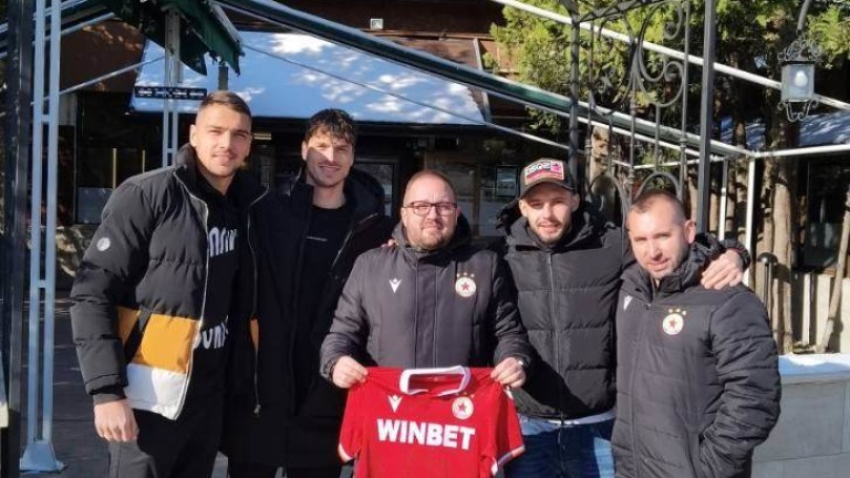 Футболисти на ЦСКА изненадаха приятно фен, спечелил благотворителен търг 