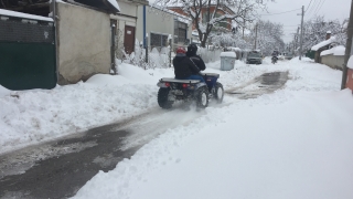 Улиците в Царево се превърнаха в ледена пързалка заради снеговалеж