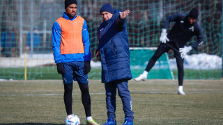 Студеното време в София принуди футболистите на Левски да тренират