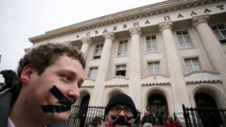 Журналисти залепиха устите си пред Съдебната палата