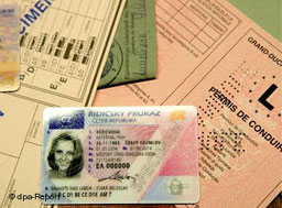 Хванаха служителка, издавала фалшиви шофьорски книжки в Русе