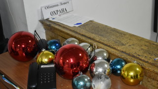 Малчугани с вандалски навици скъсаха и счупиха част от коледната