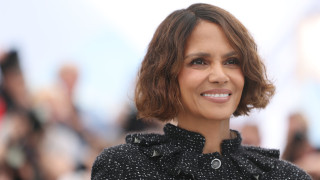 Редица знаменитости вече минаха по червения килим в Кан при