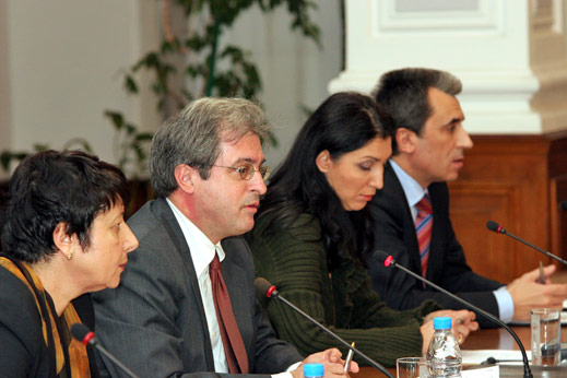 Отивайки си, МВФ ни поразкритикува
