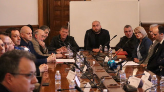 Артисти представители на Министерство на културата и директорът на Народния