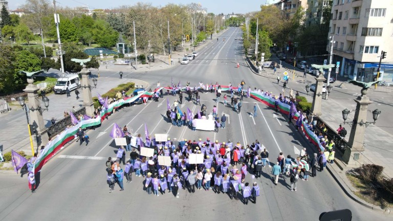 Синдикатите провеждат шествия в Деня на труда, съобщава Нова телевизия.
Десетки