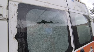 Счупиха задното стъкло на линейка на спешната помощ в Казанлък