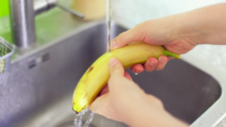 Защо да измием добре бананите, преди да ги обелим