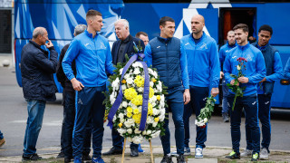 Ръководството на Левски треньорският щаб и футболистите поднесоха венци и