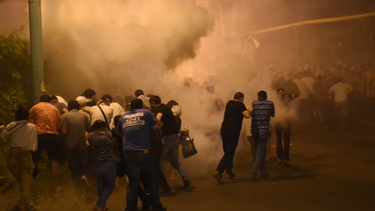 Повече от 40 ранени след опозиционен протест в Армения 