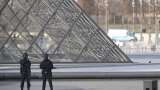 Полицията с акция в центъра на Париж след атаката до Лувъра