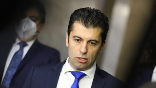 Премиерът Кирил Петков не отрича че води разговори с народни