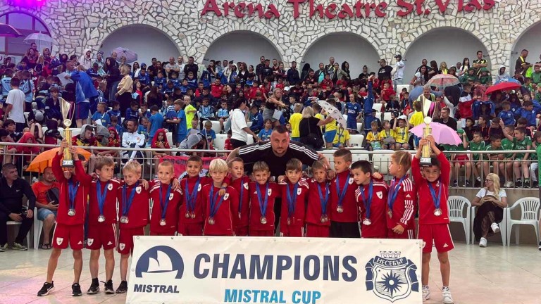Най новата софийска футболна школа V amp R Academy стартира с успехите