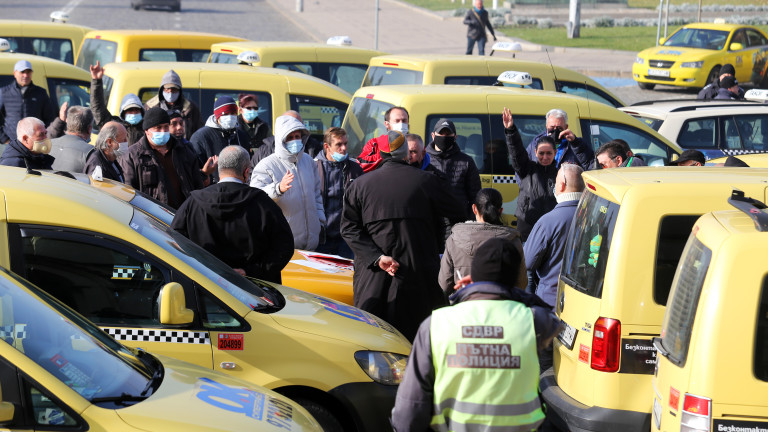 За втори пореден ден таксита излизат на протест в София.