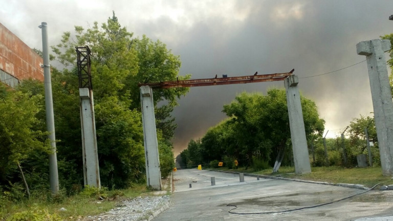 В Шишманци продължава да гори, има и обгазяване