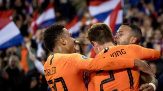 Холандия се нуждаеше от късен обрат, за да се изкачи на първото място в група "С"